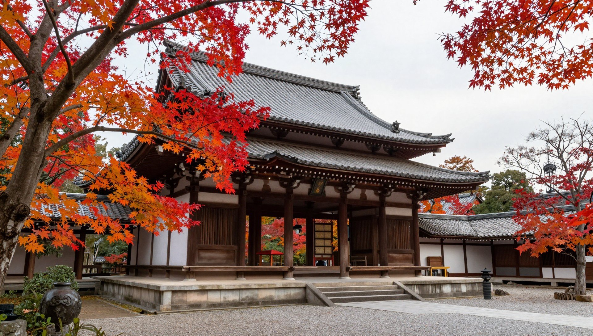 古寺秋枫:日本传统建筑壁纸