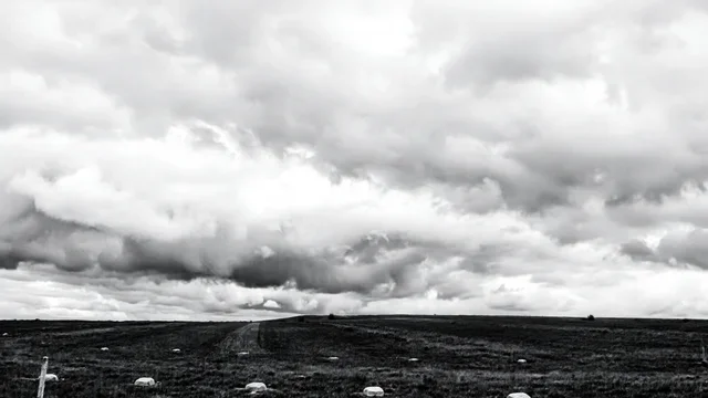 黑白极简风景暗黑天空