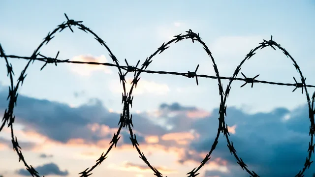 工业暗黑铁丝网剪影黄昏
