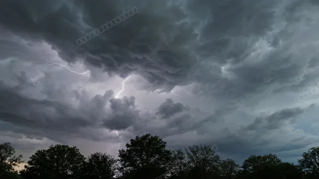 暗黑暴风雨闪电剪影