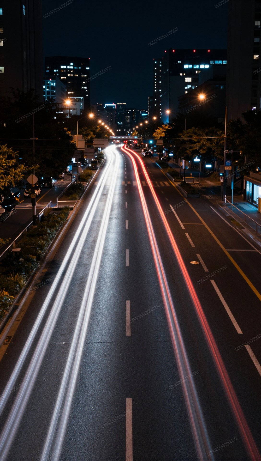 夜间霓虹光轨手机壁纸